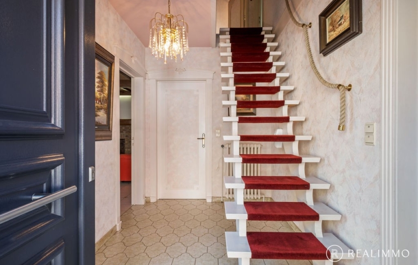 3746002420000028565